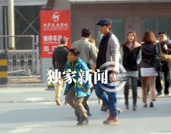 陳坤曬兒子訓狗照 9歲優(yōu)優(yōu)側臉輪廓帥過老爸