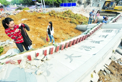 勸業(yè)場盡頭的武大民國牌坊。