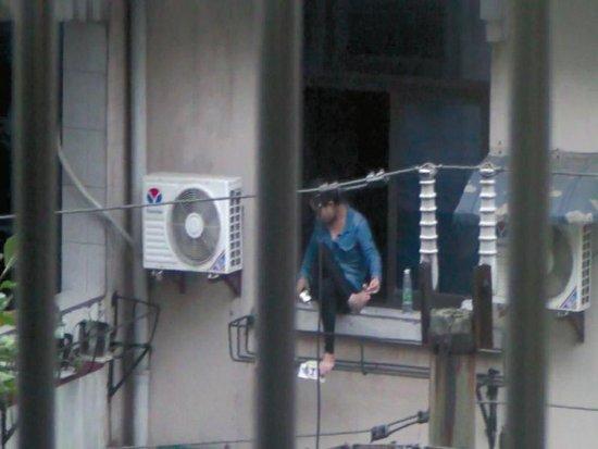 美女坐窗臺(tái)兩個(gè)多小時(shí)，不時(shí)拿起手機(jī)看幾眼，難道是要跳樓自殺？