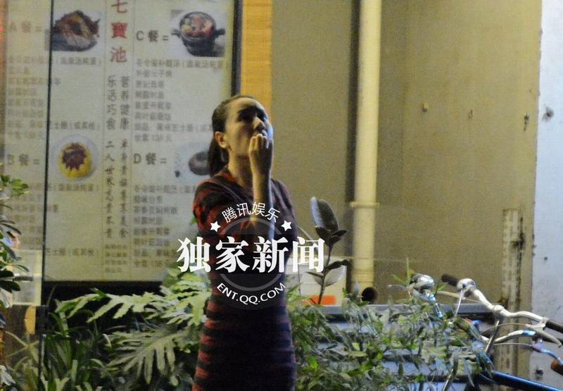 孫寧與友吃飯出門摳嘴不雅 獨(dú)自望星顯惆悵