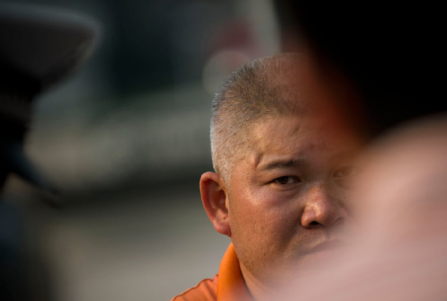 深圳保時捷被從前后夾扁 司機沒事