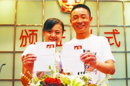婚姻登記處，前來登記的新人扎堆。