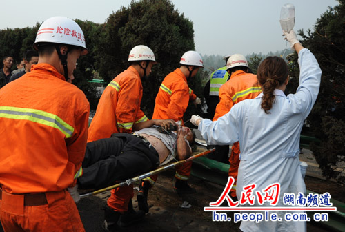 京珠高速湖南境內(nèi)22輛車(chē)追尾 多人傷亡