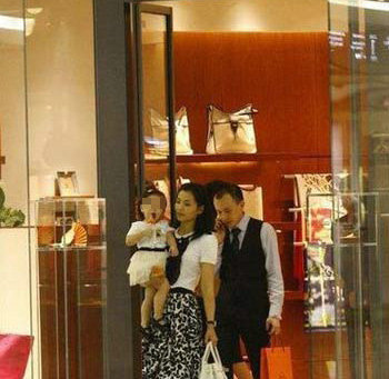 星二代奢華生活 出門(mén)都豪車(chē)接送