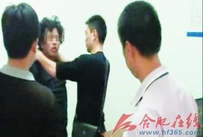 高三女生街頭遭割頸 嫌犯指認現(xiàn)場遭千人追打