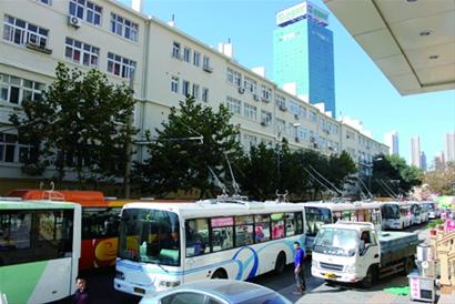 十余輛電車(chē)集體趴窩堵癱十字路口 線路短路