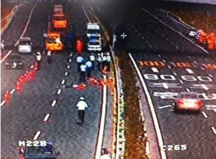 滬陜高速崇啟大橋一轎車(chē)沖向養(yǎng)護(hù)工人 致5死3傷