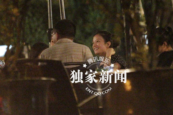 趙薇坐百萬(wàn)改裝奔馳出行 富婆房車(chē)越野都有