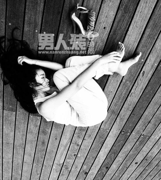 韓寒當(dāng)眾攬妻子金麗華肩頭親密無間 罕見溫馨