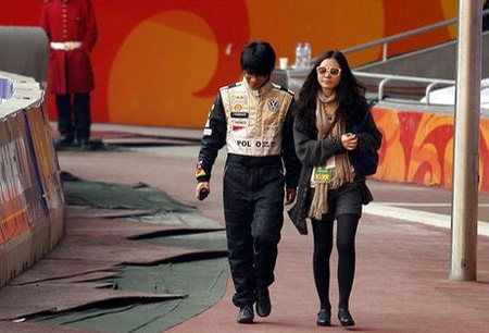 韓寒當眾攬妻子金麗華肩頭親密無間 罕見溫馨