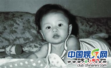 TVB明星兒時(shí)照 佘詩(shī)曼童年三點(diǎn)式比基尼照曝光
