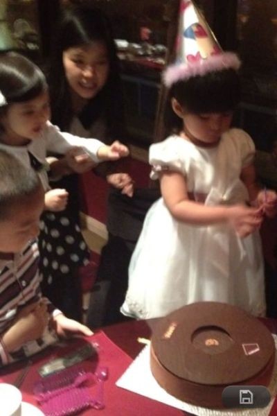 李湘曬女兒慶生照 王詩(shī)齡穿公主裙嘟嘴切蛋糕