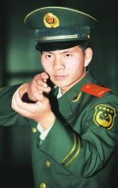 10月15日，武警廣元支隊狙擊手杜峰峰講述擊斃歹徒時的場景。