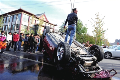 昨天下午3點多，已在水里泡了數(shù)小時的寶馬車終于上岸。