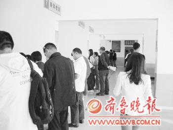車(chē)管所內(nèi)學(xué)員體檢也要排隊(duì)?！≮w波　攝