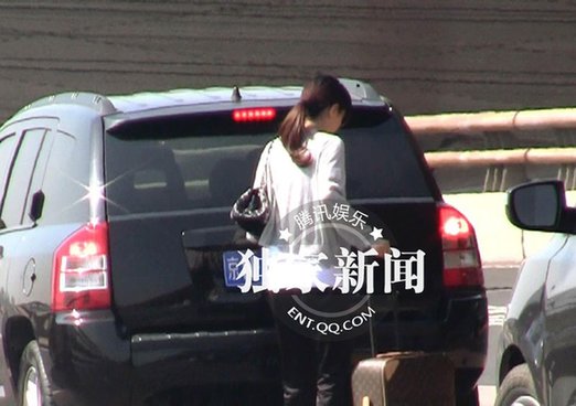 央視主持經(jīng)緯回京男友接機 曝男友系高干子弟