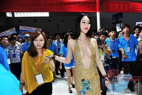 國內(nèi)車展上的奇葩女模們