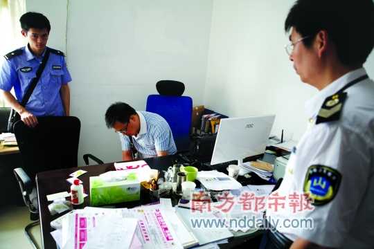 10月16日，工作人員在現(xiàn)場取證。 