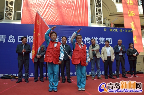 讀者節(jié)今開(kāi)幕，市委常委、宣傳部長(zhǎng)胡紹軍為晚報(bào)小記者團(tuán)授旗