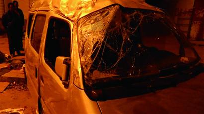 凌晨本田發(fā)飆面包車遭殃 被撞散成零件