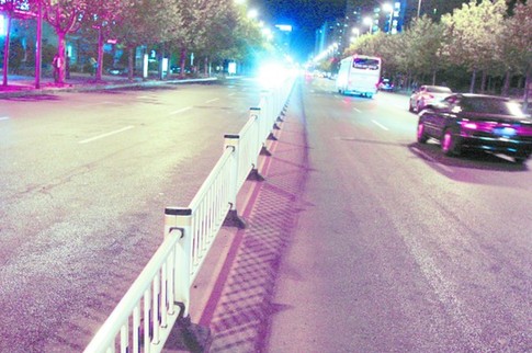 南京路中間的護(hù)欄，對(duì)阻止亂穿馬路、車(chē)輛亂掉頭起了一定作用。