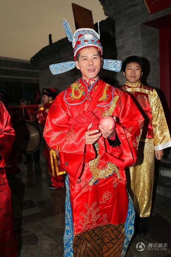 趙本山弟子王小虎補(bǔ)辦婚禮 結(jié)婚12年后激情擁吻