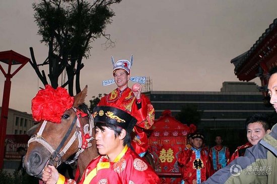 趙本山弟子王小虎補辦婚禮 結婚12年后激情擁吻