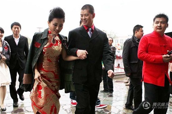 趙本山弟子王小虎補辦婚禮 結(jié)婚12年后激情擁吻