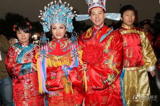 趙本山弟子王小虎補辦婚禮 結(jié)婚12年后激情擁吻