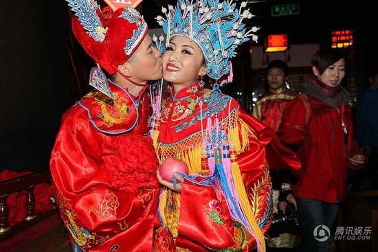 趙本山弟子王小虎補辦婚禮 結(jié)婚12年后激情擁吻