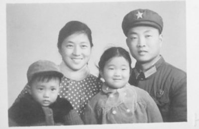 1971年12月4日的全家福，母親很漂亮