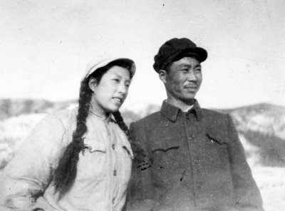 1953年，朝鮮戰(zhàn)爭結(jié)束后，父親歸國，這張父親像張豐毅。