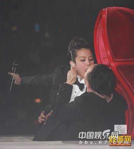 中外明星臺(tái)上銷魂一刻 太囧了