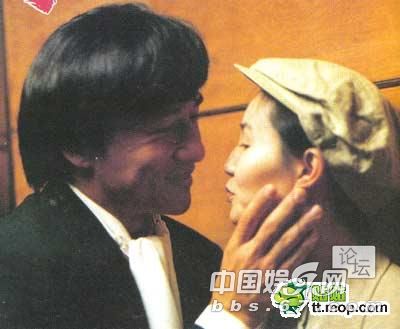 被成龍強吻的明星 男女通吃啊