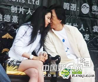 被成龍強吻的明星 男女通吃啊