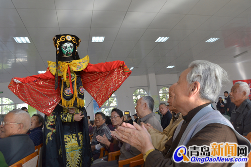 青島曲藝社走進(jìn)福利院 川劇變臉老人最愛 青島曲藝社走進(jìn)福利院 川劇變臉老人最愛