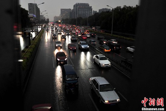 北京降雨烏云密布 下午兩點如同深夜