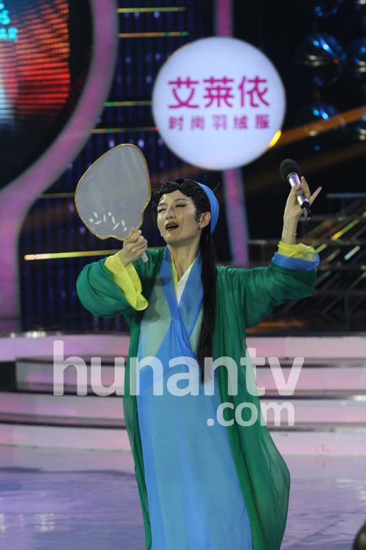 謝娜扮青蛇展現(xiàn)嚇死人媚態(tài) 鄒凱與美艷女友齊亮相