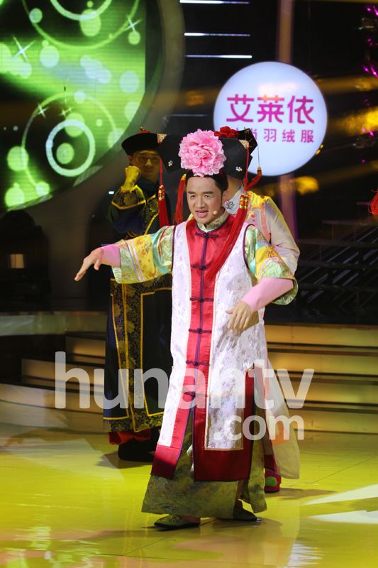 謝娜扮青蛇展現(xiàn)嚇死人媚態(tài) 鄒凱與美艷女友齊亮相