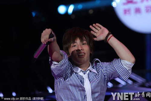 謝娜扮青蛇展現(xiàn)嚇死人媚態(tài) 鄒凱與美艷女友齊亮相