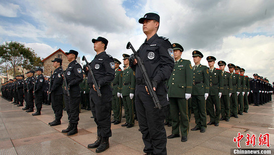 煙臺(tái)警方舉行多警種安保閱兵 隊(duì)列整齊場面壯觀