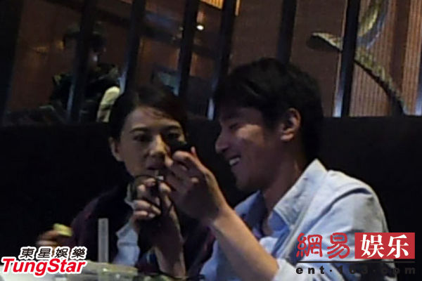 趙又廷探班高圓圓大獻(xiàn)殷勤 片場(chǎng)親密貼面熱聊