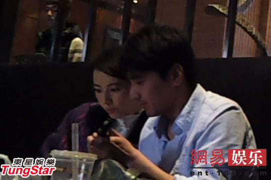 趙又廷探班高圓圓大獻(xiàn)殷勤 片場(chǎng)親密貼面熱聊