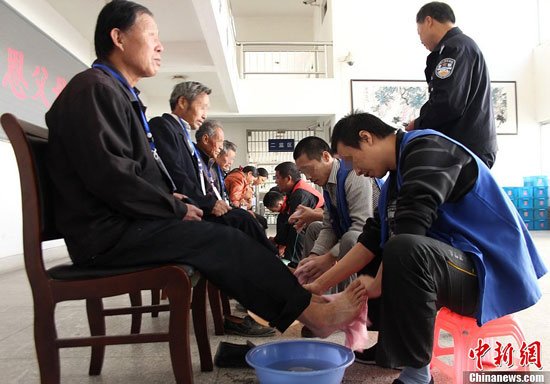 10月23日，重陽節(jié)，江蘇省儀征市看守所組織6名表現(xiàn)優(yōu)秀的在押人員和父母一起共度重陽節(jié)。6名犯人為父母洗腳、剪指甲，表感恩。