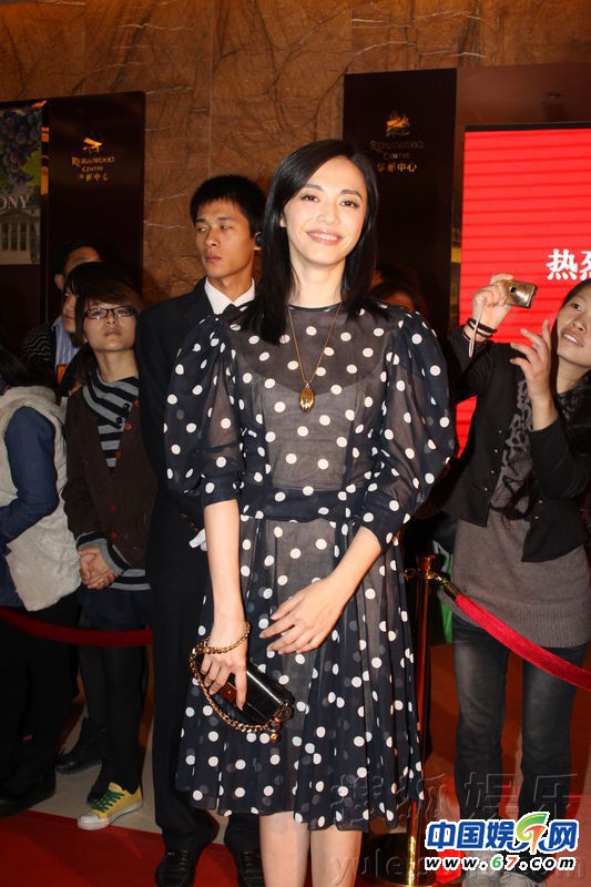 姚晨小透視裝出席活動大方透露 已訂婚將領證