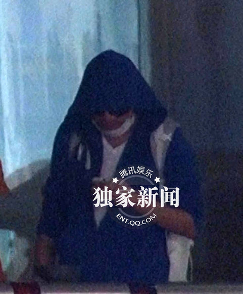 李代沫成準(zhǔn)明星 機(jī)場(chǎng)現(xiàn)身打扮高調(diào)不注意都難