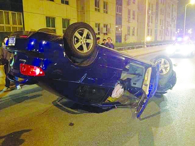 男子酒駕翻車(chē)見(jiàn)有人攝像 下跪求別曝光