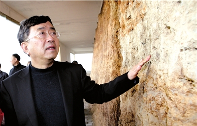2011年11月8日，著名作家余秋雨在河南省三門峽市參觀仰韶文化博物館。 圖/CFP