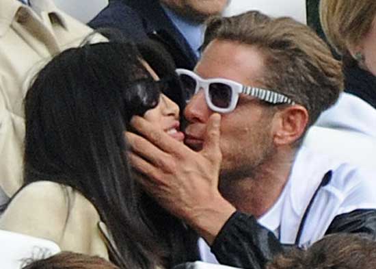 朱珠套牢尤文老板拉波-埃爾坎 公開(kāi)場(chǎng)合熱吻朱珠