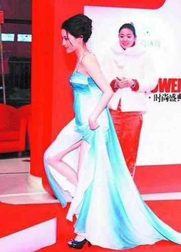 女星高開(kāi)叉禮服背后的尷尬事
